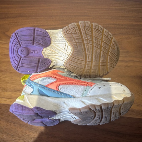 Cutest Zara Toddler Sneakers - Picture 1 of 6